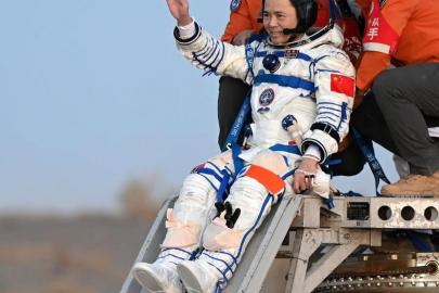 Albüm: Çin'in Shenzhou-21 Astronotları 210 Günlük Rekor Görevin Ardından Dünya'ya Döndü
