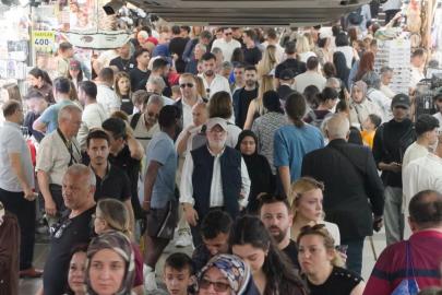 Bayram tatilinin son gününde Eminönü'nde alışveriş yoğunluğu