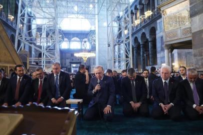 Cumhurbaşkanı Erdoğan Ayasofya'da! Cuma namazı çıkışı dikkat çeken açıklamalar