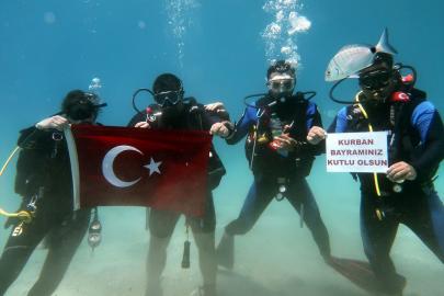 Fethiye'de dalgıçlar Kurban Bayramı'nı deniz dibinde kutladı