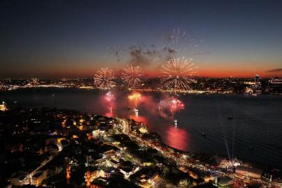 İstanbul Boğazı'ndaki havai fişek gösterisi havadan görüntülendi