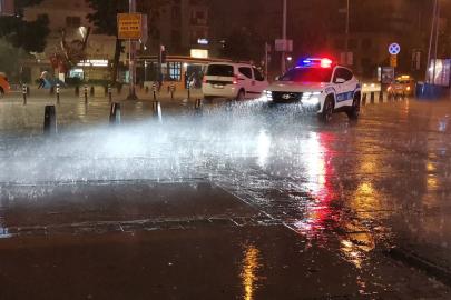 İzmir'de Şiddetli Sağanak Hayatı Olumsuz Etkiledi