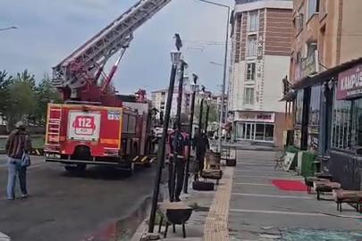 Kars'ta Şiddetli Rüzgar Apartmanın Çatısını Uçurdu: Şans Eseri Yaralanan Olmadı