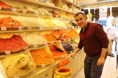 Kayseri'de bayramda geleneksel yöntemle yapılacak sucuk için baharatçılarda yoğunluk