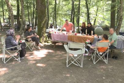 Kurban Bayramı'nda Belgrad Ormanı'na gelenler piknik yapıp mangal yaktı