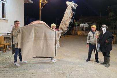 Manisa'da asırlık "kukla deve" geleneği Kurban Bayramı'nda devam ettirildi