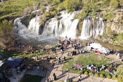 Muradiye Şelalesi'nde Kurban Bayramı yoğunluğu
