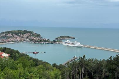 "Astoria Grande" kruvaziyeri 1079 yolcusuyla Amasra'ya geldi