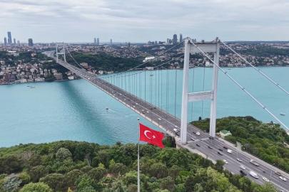 Turkuaz renge bürünen İstanbul Boğazı havadan görüntülendi
