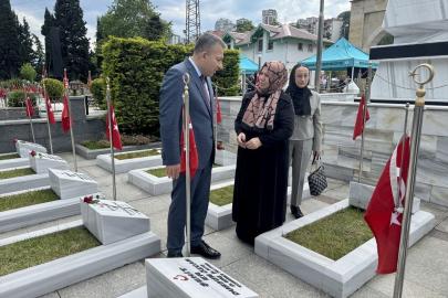 Vali Şahin'den Kurban Bayramı'nda Şehitlik Ziyareti