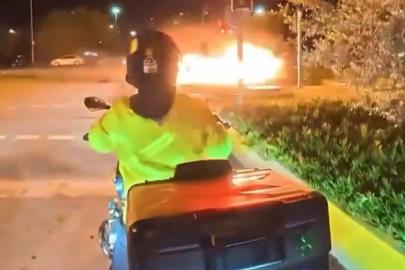 Maltepe Sahili'nde kazada otomobil alev topuna döndü