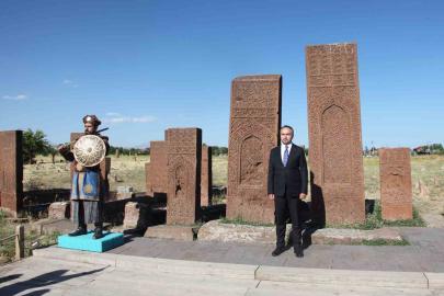 Bakan Yardımcısı Demiralp, Ahlat’ta Selçuklu Mezarlığı’nı ziyaret etti