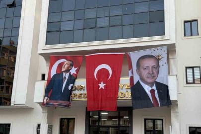DEM Partili Iğdır Belediyesi binasına Cumhurbaşkanı Erdoğan’ın posteri asıldı
