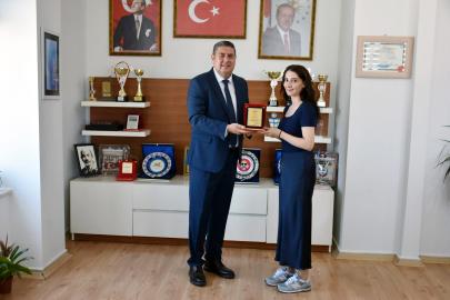 Görevden ayrılan başhekimlere teşekkür plaketi