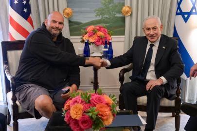 İsrail destekçisi senatör, Netanyahu'yu şortla karşıladı