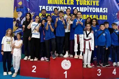 Kocaeli’nin gururu Kağıtspor kürsülerden inmiyor