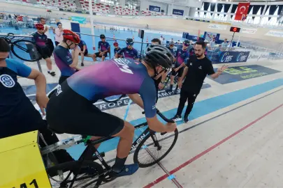 Konya Velodromu’nda geleceğin şampiyonları piste çıktı