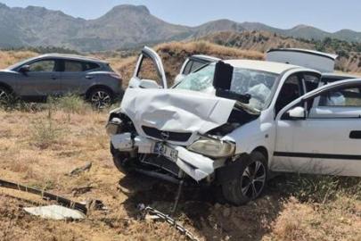Otomobiller kafa kafaya çarpıştı! 1'i ağır, 10 yaralı