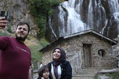 Tam 1,5 milyon kişi! Önünde poz vermek için sıraya giriyor