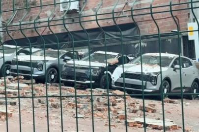 İstanbul'da akılalmaz olay! Duvar bir anda çöktü, 12 sıfır kilometre araç hurdaya döndü: Zarar dudak uçuklattı