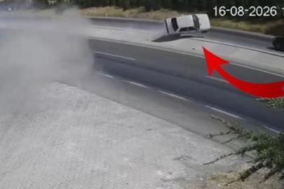 Konya'da feci kaza kamerada! Bir parçadan kaçmak isterken karşı şeride geçti: 2 kişi hayatını kaybetti