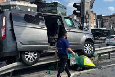 Küçükçekmece E-5’te feci kaza! Çocukları taşıyan araç bariyerlere çıktı: 12 yaralı