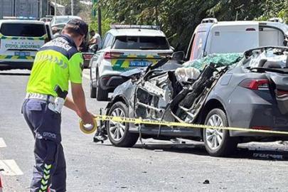 Sakarya'da feci kaza! TIR'a çarpan otomobilin tavanı koptu, uzman onbaşı hayatını kaybetti