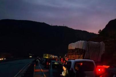 Sivas'ta toprak ve taşlar yola düştü: 10 kilometrelik araç kuyruğu oluştu
