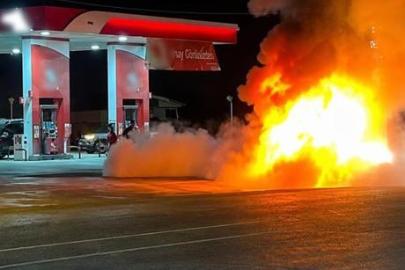 Yakıt aldıktan sonra alev alan otomobilde baba ve 2 oğlu canını zor kurtardı